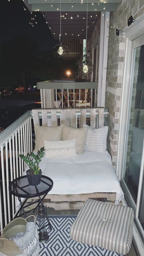 Daybed Balcony Ideas, Balcony Pallet Ideas, Pallet Bed Balcony, Palette Balcony Furniture, Mini Balcony Ideas Apartment, Small Balcony Pallet Furniture, Balcony Pallet Furniture, Pallet Couch Outdoor Balcony, Pallet Couch Balcony