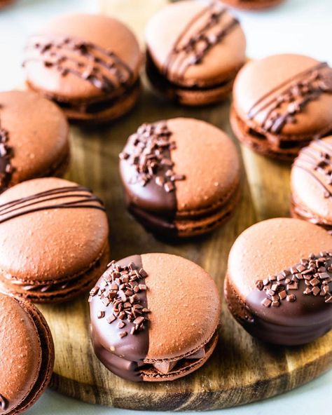 Camila Hurst on Instagram: “Chocolate Macarons! Super classic! 🍫 🍫 With two filling options: ganache and rich buttercream! I have been dedicating a lot of time to my…” Chocolate Macaron Filling, Chocolate Macaron Recipe, Macaroon Filling, Pies And Tacos, Macarons Chocolate, French Macaroon Recipes, Macarons Recipe, Fancy Desserts Recipes, Chocolate Macarons