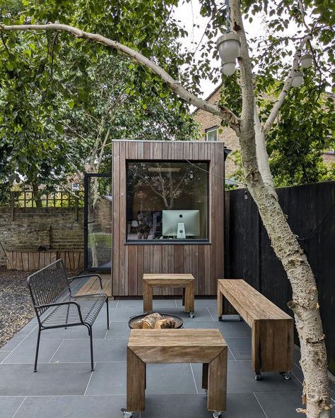 Compact working from home OKOPOD beautifully landscaped into this central London garden. This OKOPOD home office creates a perfect working from home space for one person and allows the owner to keep their work seperate from their home life. Whether it’s an office, gym, or anything else the independent space keeps you focused. Contact us for more information info@okopod.com #gardenroom #gardenoffice #gardenpod #gardenretreat #gardenstudio #gardenhangout #homeoffice #office #wfh #workfromh... Backyard Office Pod, Garden Office Pod, Small Garden Room, Garden Pods, Innovation Hub, Office Pods, London Garden, Backyard Office, Outdoor Office