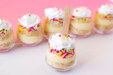 These mini pudding parfaits are simple to make and the sprinkles just make them so cute! Pudding Parfait Recipes, Baby Shower Desserts Girl, Rose Cake Pops, Oreo Delight, Homemade Vanilla Pudding, Homemade Strawberry Cake, Pudding Cup, Cinnamon Roll Muffins, Pudding Parfait