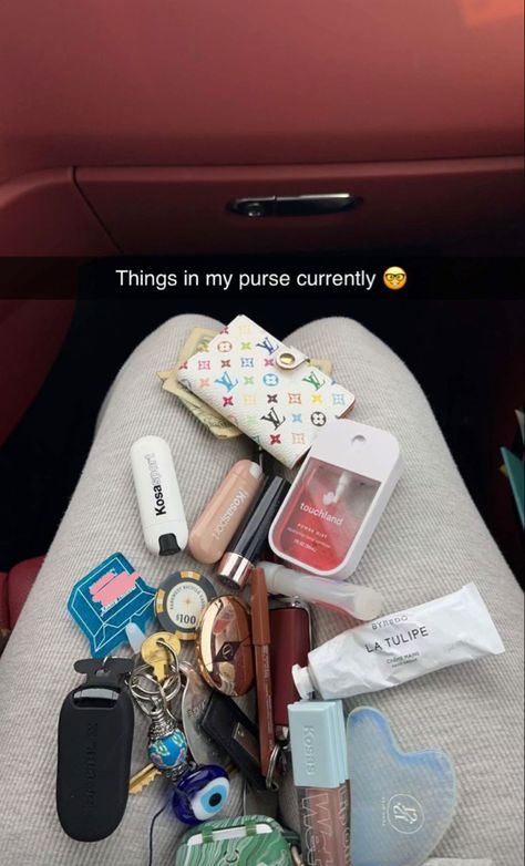 Everyday Bag Essentials, What's In My Purse, Catherine Paiz, Girly Car Accessories, School Bag Essentials, Inside My Bag, Cool Car Accessories, Purse Essentials, Girly Car