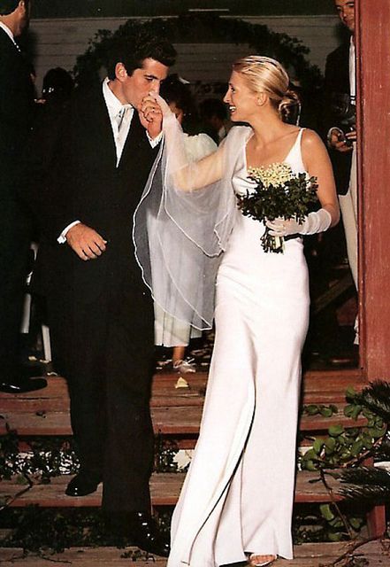 john f. kennedy jr. & carolyn bessette} Carolyn Bessette Wedding, Carolyn Bessette, Celebrity Bride, Celebrity Wedding Dresses, Jfk Jr, Vogue Wedding, Famous Couples, Bohol, Stil Inspiration