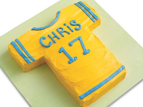 Sports Party Cake http://www.bettycrocker.com/recipes/sports-party-cake/232dd3a1-3150-44f4-bef6-df6591ebf472?sr=2=7#/?term=birthday+cakes=2=20 Easy Kids Birthday Cakes, Fall Tailgating, Plateau Tv, Food Fall, Betty Crocker Cake, Shirt Cake, Sport Cakes, Football Cake, Easy Birthday