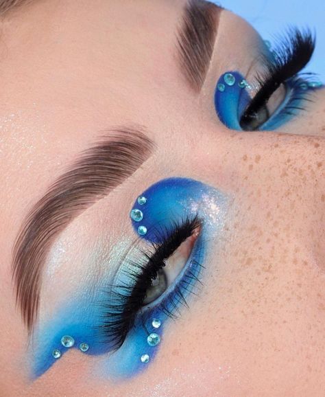 Eye makeup/eye shadow looks Ocean Themed Makeup, Ocean Makeup Looks, Ocean Eyeshadow, Water Inspired Makeup, Water Makeup Looks, Creative Eyeshadow Looks, Shark Makeup, Crazy Eyeshadow, Unconventional Makeup