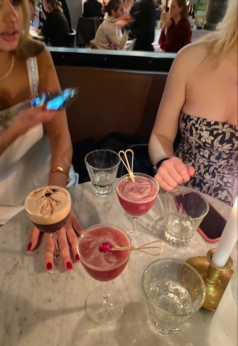 Cocktail Night, Pretty Drinks, Gdansk, Wine And Dine, Oui Oui, Pretty Food, Girls Night Out, Aesthetic Food, Summer Aesthetic