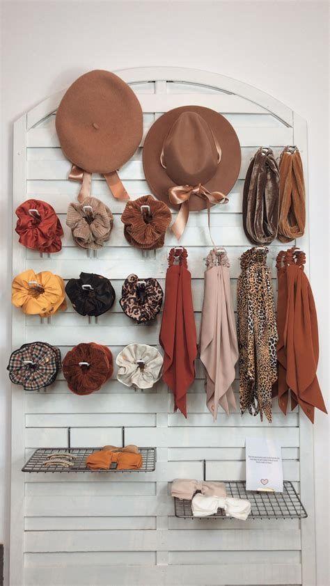 Ideas para organizar tus scrunchies y de paso decorar tu habitación Diy Hair Scrunchies, Clothing Store Interior, Store Design Boutique, Scrunchies Diy, Boutique Decor, Boutique Interior, Boutique Stores, Store Displays, Store Interior