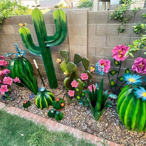 Cactus Yard Art, Cactus Yard, Metal Cactus, Backyard Patio Deck, Diy Backyard Patio, Garden Crafts Diy, Garden Yard Ideas, Backyard Garden Design, Diy Garden Projects