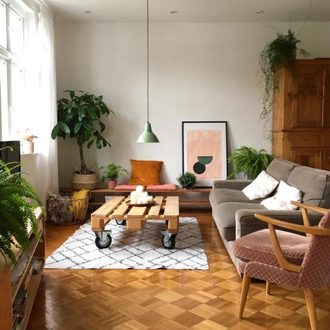 Wir lieben den Vintage-Touch im Wohnzimmer von KattavT. Der Couchtisch aus Paletten passt perfekt zum Sofa und Sessel aus zweiter Hand. #wohnzimmer #vintage #sofa #einrichten #wohnen #COUCHstyle All Wood Furniture, Living Room Images, Seattle Homes, Pink Sofa, Online Furniture Shopping, Vintage Sofa, Boho Living, Home Desk, Boho Living Room