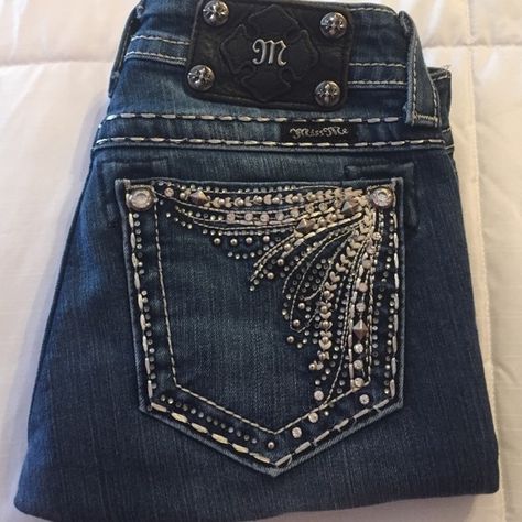 Jeans Back Pocket Design Embroidery, Jean Pocket Designs Diy, Jeans With Gemstones, Bedazzled Jean Pockets, Jeans With Beads, Y2k Bedazzled Jeans, Badazzel Jeans, Jeans Back Pocket Embroidery, Jean Back Pocket Design