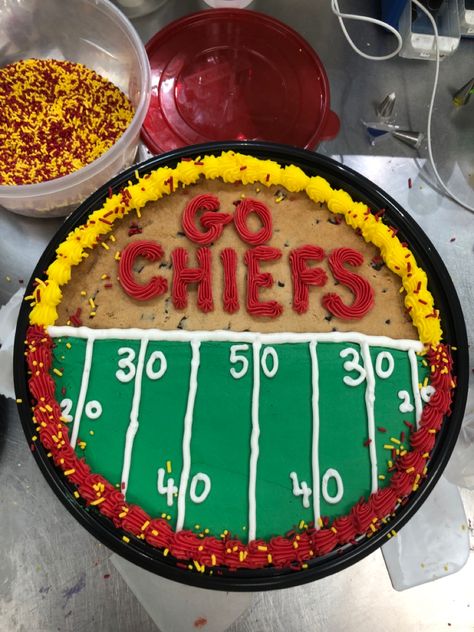 Super Bowl Cake Ideas Simple, Super Bowl Cookie Cake, Chiefs Cookie Cake, Football Cookie Cake, Chiefs Food, Football Cake Design, Super Bowl Cookies, Superbowl Cake, Football Cakes