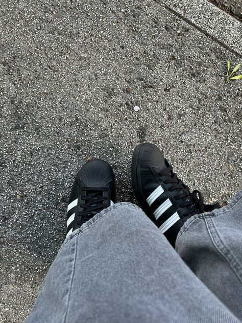 All Star Black Outfit, Black Adidas Shoes Outfits, Black Adidas Samba Outfit, Black Adidas Outfit, Black Adidas Samba, Adidas Super Star, Adidas Aesthetic, Adidas Samba Black, Adidas All Star