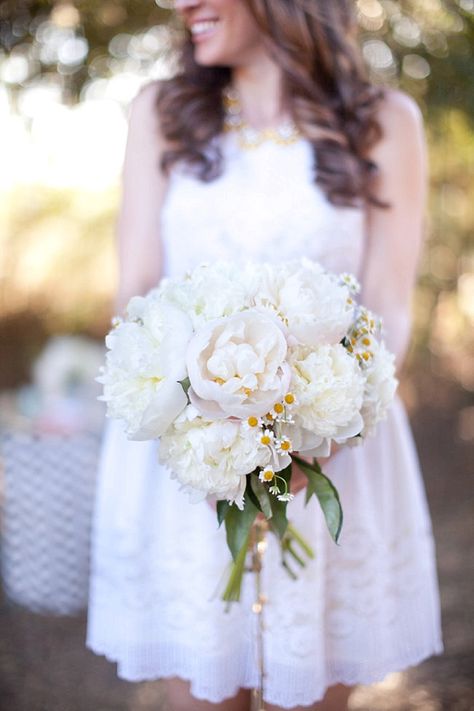 Peonies And Daisies, Lemon Wedding, Peony Bud, Decisions Decisions, Daisy Bouquet, Beautiful Bouquets, White Peony, Flower Inspiration, Wedding Flower Inspiration