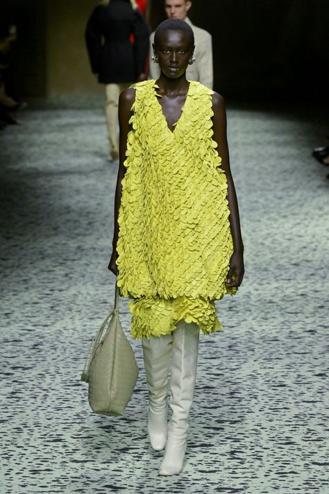 Bottega Veneta Fw23, Bottega Veneta Fall 2023, Bottega Veneta Outfit, Fashion Knitting, Yellow Dresses, Fish Skin, 2023 Trends, 2023 Fashion, Fashion Streetwear