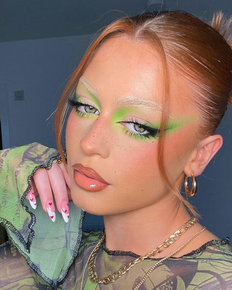 Everyday Eyeshadow, Smudged Eyeliner, Vibrant Makeup, Inspo Makeup, Neon Makeup, Rave Makeup, Verde Neon, Green Makeup, Vibrant Eyes