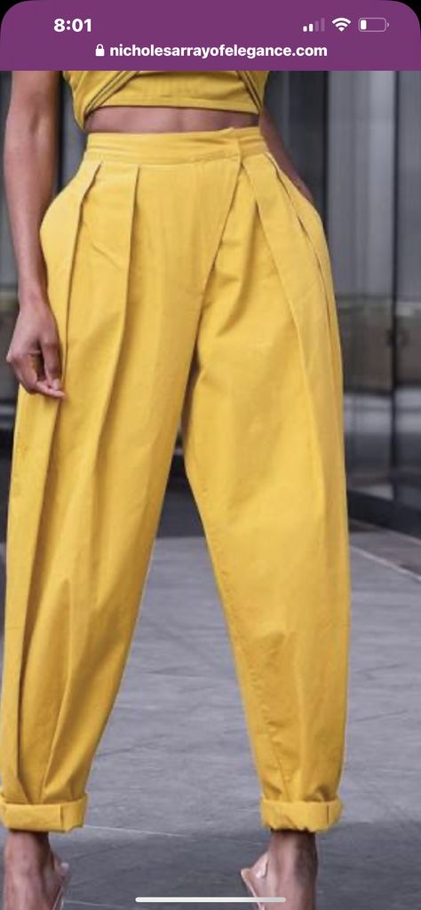 Peg Pants, Look Office, Women Halter, The Drop, Pleated Fabric, Vintage Pants, Looks Chic, Ankle Length Pants, Pleated Pants