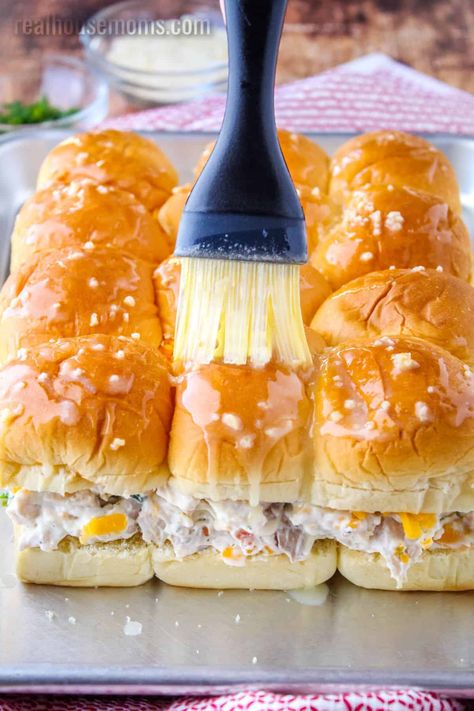 All your favorite ingredients join forces in these addicting Crack Chicken Sliders! These are guaranteed to be a new family favorite. #Realhousemoms #crackchicken #sliders #appetizer #gameday #superbowl #crockpot Superbowl Crockpot, Chicken Hacks, Rotisserie Chicken Recipes Healthy, Chicken 101, Weekend Lunches, Easy Slider Recipes, Sliders Recipes Chicken, Easy Slider, Superbowl Food