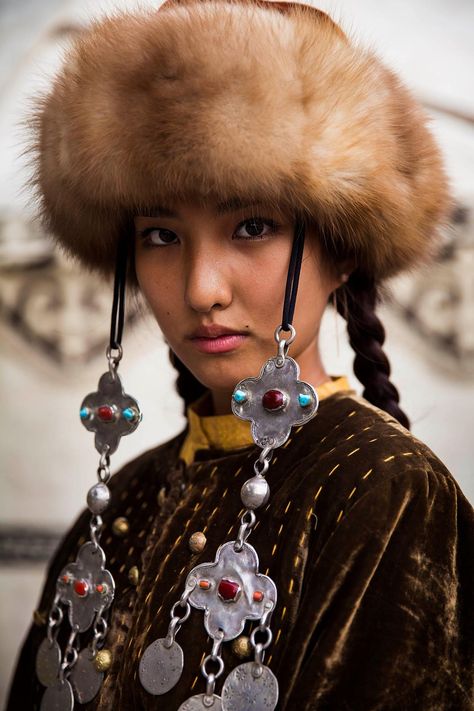 Portraits of women around the world Mihaela Noroc Atlas of Beauty - Business Insider 얼굴 드로잉, Female Photographers, Photo Series, People Of The World, World Cultures, Minsk, Interesting Faces, Jodhpur, 인물 사진