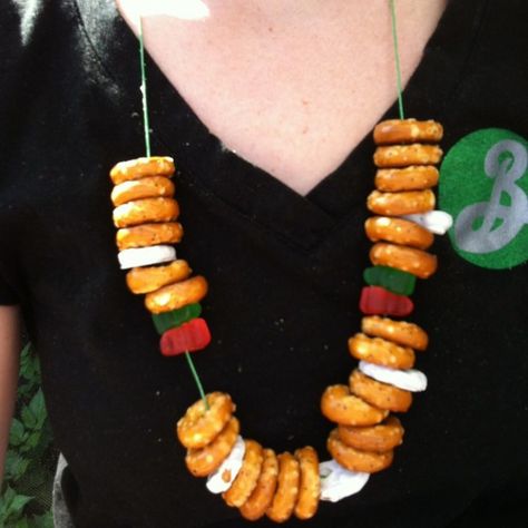 Crazy Pretzel Necklace Idea For Beer Festivals :) Pretzel Necklace Beer Festivals, Beer Pretzel Necklace, Beer Necklace Ideas, Snack Necklace, Pretzel Necklaces, Beer Festival Necklace, Pretzel Necklace, Octoberfest Party, Beer Tasting Parties