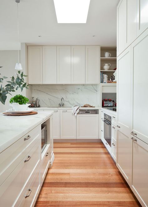 The Best White Dulux Paints to Pick for your Interior Beach Kitchen Ideas, Hampton Style Kitchen, Dulux White, Hamptons Kitchen, Hamptons Style Home, Lovely Kitchen, Beach Kitchens, White Kitchen Design, Hamptons House