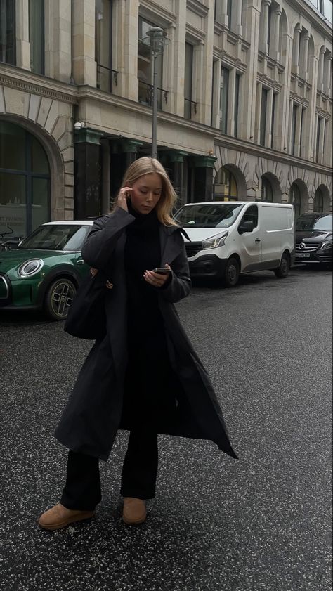 Nyc Winter Outfits Black Coat, Long Wool Trench Coat Women, Long Black Trench Coat Outfit, Black Trench Coat Outfit Winter, Black Longchamp Bag Outfit, Black Trench Coat Outfit Casual, Wool Trench Coat Outfit, Oslo Street Style, Ny Fall Outfits