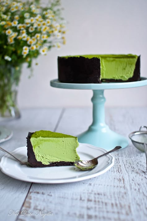 Matcha White Chocolate Lime Cheesecake @ Not Quite Nigella White Chocolate Matcha, Matcha Cheesecake Recipe, Best No Bake Cheesecake, Green Tea Dessert, Matcha White Chocolate, Matcha Cheesecake, Matcha Green Tea Recipes, Matcha Cake, Milkshakes