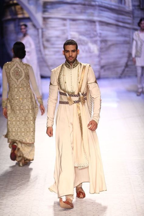 What a Dornish Lord would wear, Dwaipayan Mazumdar/Vogue Egyptian Clothing Men, Modern Egyptian Fashion, Traditional Egyptian Clothing, Wearing Outfits, Egyptian Clothing, Jj Valaya, Arabic Clothing, Egyptian Fashion, Vogue Wedding