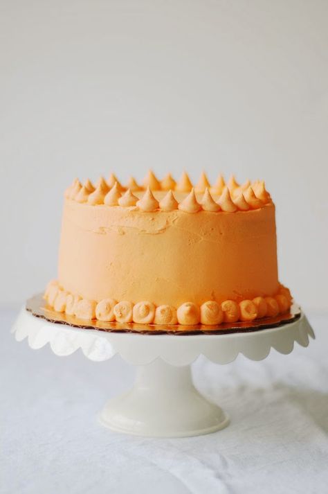 Orange cake Simple Smash Cake Boy, Vanilla Smash Cake, Orange Color Cake, Simple Smash Cake, Orange Birthday Cake, Orange Cake Easy, Fall Birthday Cakes, Toddler Birthday Cakes, Buttercream Cake Designs