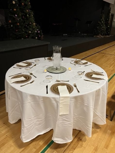 This is a guest table. The napkins are unfolded in a waterfall style on the plates and over the table. Napkin Wedding, Guest Table, Wedding Napkins, The Table, Future Wedding, Napkins, White