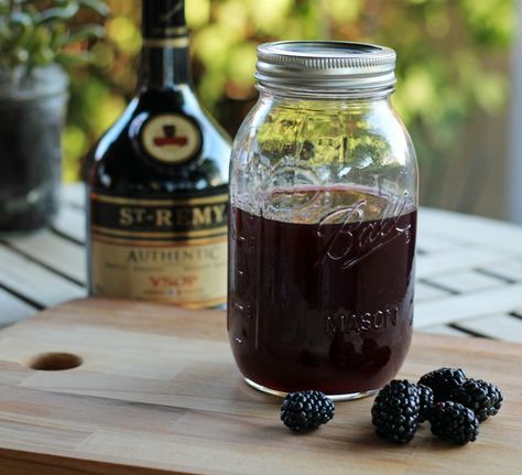 Blackberry Smash, Blackberry Brandy, Old School Desserts, Fun Beverages, Brandy Recipe, Flavored Liquor, Infused Liquors, Homemade Alcohol, Mint Simple Syrup