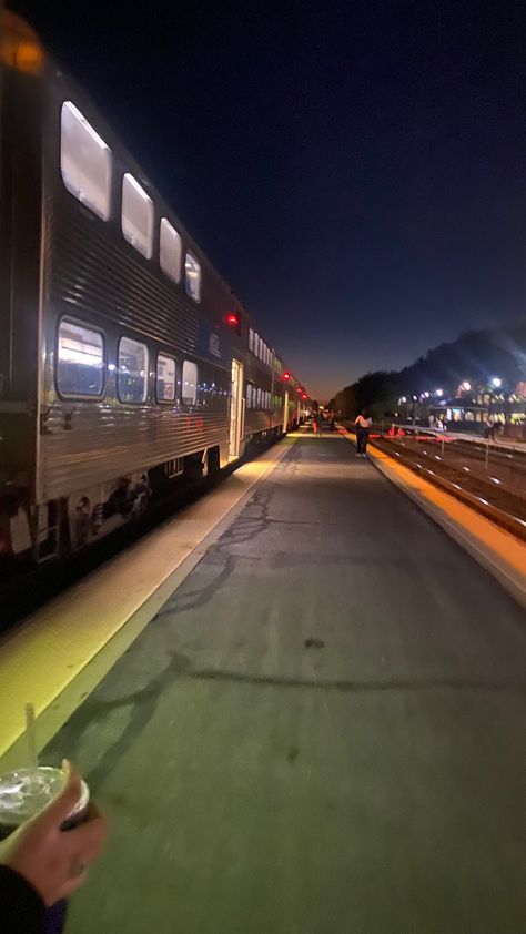 #chicago #trains Chicago Train Station, Chicago Train, Train Pics, Chicago Summer, Birthday Inspo, Urban Aesthetic, 23rd Birthday, Train Station, Aesthetic Pictures