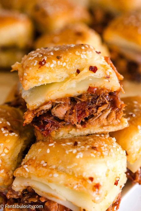 Mini Pork Sliders, Easy Pulled Pork Sliders, Pork Roast Sliders, Simple Sliders Recipes, Bbq Pork Sliders Hawaiian Rolls, Pulled Pork Hawaiian Rolls Sliders, Pull Pork Sliders, Pulled Pork Appetizer Ideas, Pulled Pork Appetizers