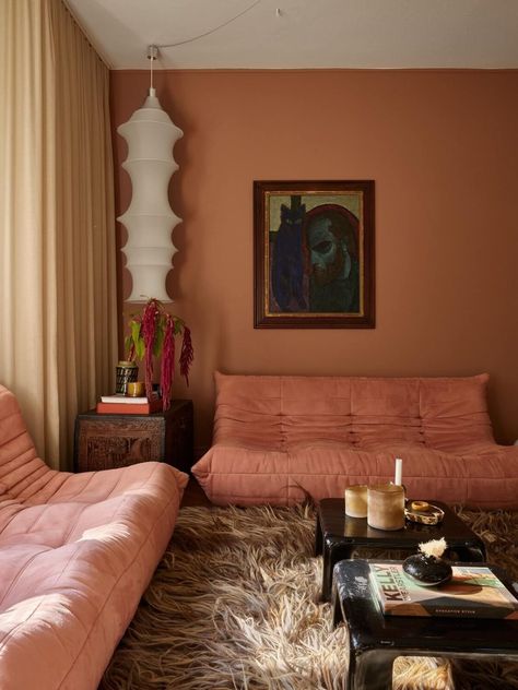 Terracotta Living Room, Stockholm Apartment, Pink Lounge, Carnation Pink, Warm Interior, Pink Living Room, Bathroom Decoration, Elegant Bathroom, Pink Room