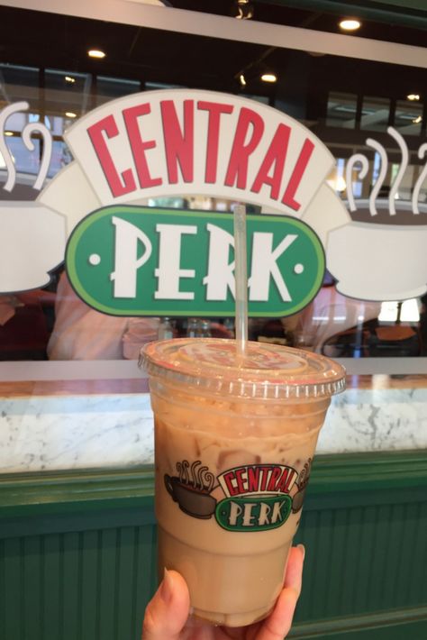 Central Perk Aesthetic, Central Perk Interior, Central Perk Themed Coffee Bar, Friends Tv Show Central Perk, Central Perk Couch, Friends Cafe Central Perk, Cafe Friends, Serial Friends, Friends Central Perk Coffee