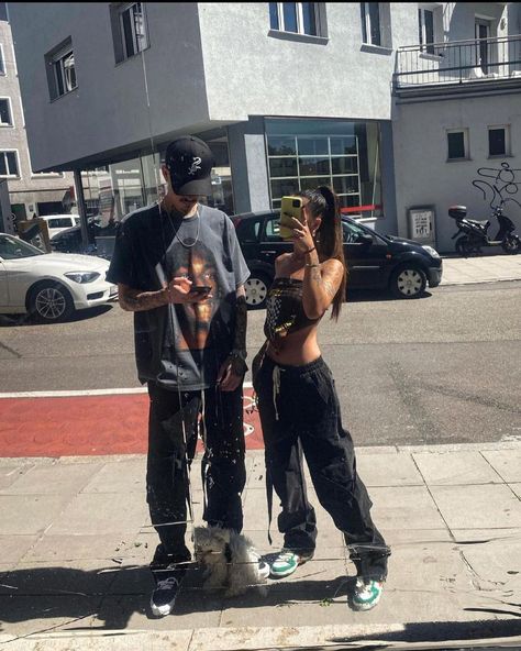 couple outfits to try! Streetwear Fashion Couple, Couple Outfits Streetwear, Streetwear Photoshoot Ideas, Couples Streetwear, Couple Streetwear, Street Wear Aesthetic, Streetwear Couple, Couple Outfits Matching, Streetwear Photoshoot