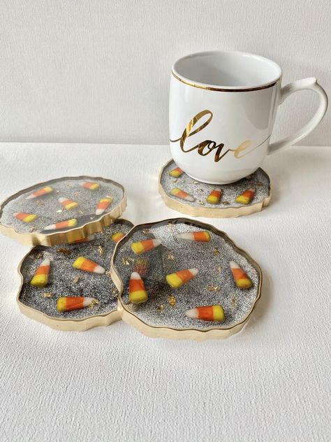 Epoxy Coasters, Diy Resin Projects, Halloween Candy Corn, Resin Coaster, Halloween 20, Epoxy Resin Crafts, Black Bottom, Resin Coasters, Epoxy Resin Art