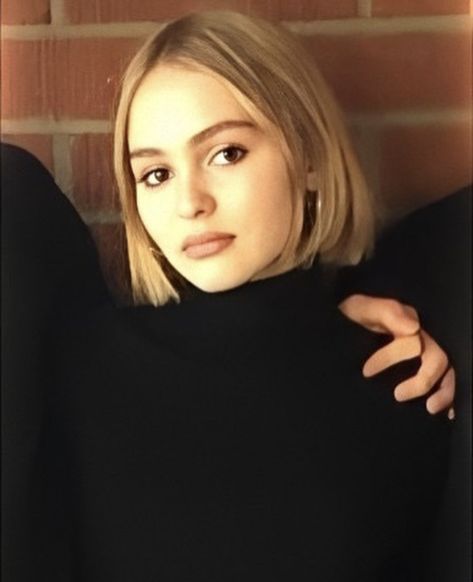 Lily Rose Drop Short Hair, Pura Icon, Lily Rose Depp Short Hair, Rosé Short Hair, Lily Rose Depp Style, Hair Stayl, Hair Pale Skin, Hair Color Underneath, Rose Depp