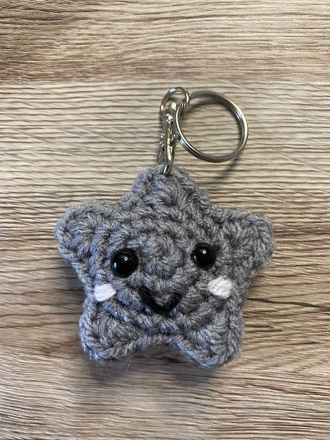 Grey Things To Crochet, Grey Crochet Ideas, Grey Crochet Projects, Crochet For Boyfriend, Keyring Crochet, Crochet Keyring, Grey Crochet, Crochet Star, Crochet Stars