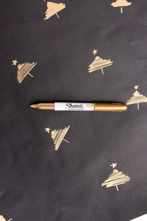 DIY Sharpie Christmas Gift Wrap - Taryn Whiteaker Diy Sharpie, Gift Wrapping Techniques, Gift Wrapping Inspiration, Tags Diy, Gifts Wrapping Diy, Christmas Gift Wrap, Wrapping Gifts, Creative Gift Wrapping, 12 December