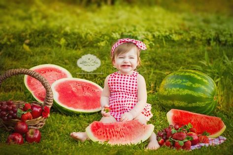 Smash Fruit #Baby #smashfruit #photossmash www.leticiapinheiro.com.br Watermelon Baby, Baby Fruit, Fruit Picture, Watermelon Birthday, Foto Baby, Foto Poses, Birthday Pictures, Mini Sessions, Smash Cake