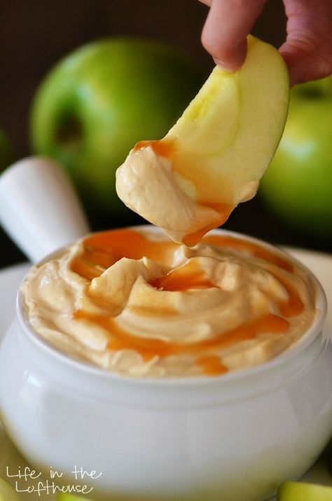 Caramel Apple Dip! This creamy dip whips up in minutes, and tastes just like the classic caramel apples we all love! Caramel Apple Dip, Sweet Dips, Apple Dip, Snack Dip, Dessert Dips, Fruit Dip, Caramel Apple, Yummy Sweets, Dip Recipes