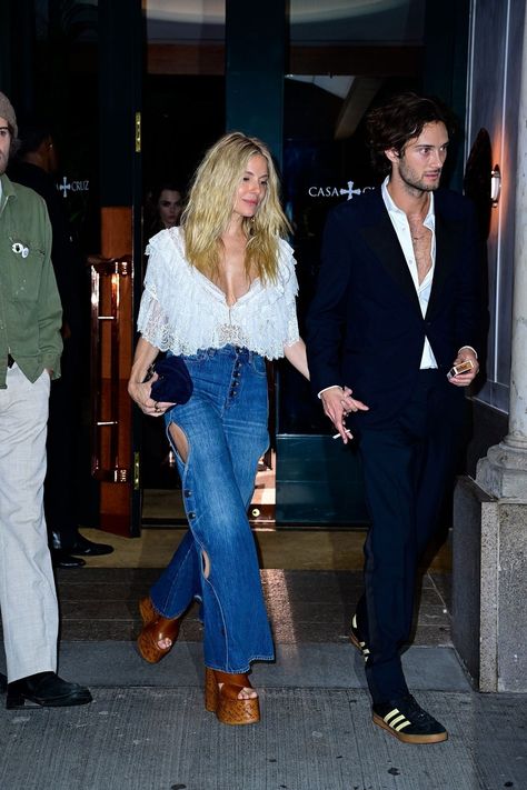 Sienna Miller Put Chloé’s Viral Boho Wedge to the Test at the 2024 Met Gala After-Parties | Vogue Boho Outfits 2024, Sienna Miller Outfit, Sienna Miller Style 2024, Sienna Miller Fashion, Chic Aesthetic Outfit, Sienna Miller Street Style, Midsommar Aesthetic, Elsa Fashion, Siena Miller