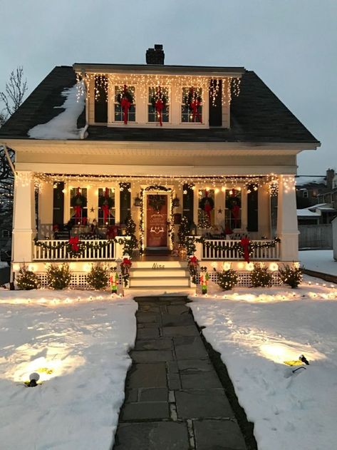 Christmas House Aesthetic Outside, Christmas House Aesthetic Exterior, Aesthetic Christmas House, Christmas Aesthetic House, Christmas House Aesthetic, Romantic Christmas Aesthetic, Classic Christmas Aesthetic, Christmas House Exterior, Christmas Home Aesthetic