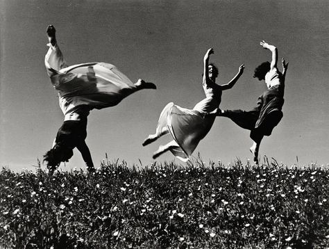 Poesia Visual, Dance Movement, Vintage Versace, Three Graces, Jumping For Joy, Foto Vintage, Lets Dance, Dance Photography, Vintage Vogue