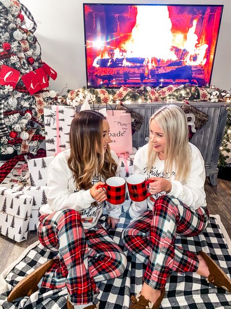 Christmas Pajama Pictures Friends, Christmas Photoshoot Ideas Best Friends, Xmas Sleepover, Christmas Pajama Pictures, Christmas Selfie, Christmas Sleepover, Besties Christmas, Joy Decorations, Bff Christmas