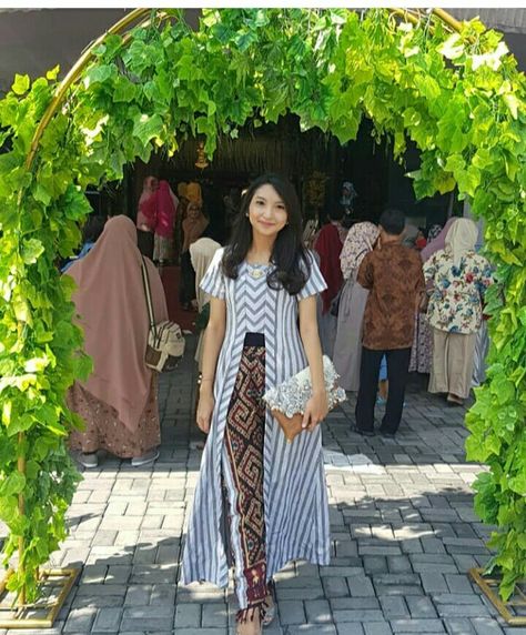 Dress Lurik Modern, Jisso Dress, Batik Fashion Modern Casual, Model Dress Tenun, Tenun Fashion Inspiration, Outer Batik Casual, Lurik Blouse, Lurik Dress, Kebaya Lurik