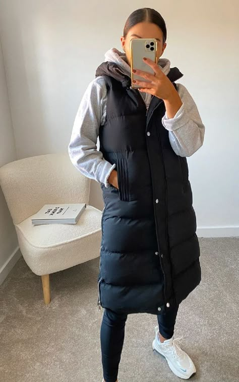 Sleeveless Jacket Outfit, Gilet Outfit Women, Black Puffer Vest Outfit, Long Vest Outfit, Puffy Vest Outfit, Gilet Outfit, Puffer Vest Outfit, Vest Outfits For Women, Puffer Jacket Outfit