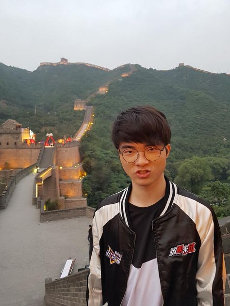 Skt Faker, Clean Funny Pictures, Sk Telecom, Lee Sang, Actors Funny, League Of Legends Characters, Clean Humor, Instagram Photo Inspiration, Cute Backgrounds