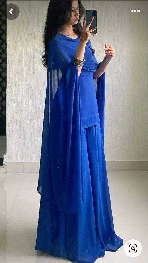 Desi Dress, Trendy Outfits Indian, Traditional Indian Dress, Casual Indian Fashion, Desi Fashion Casual, Pakistani Fancy Dresses, Indian Dresses Traditional, Traditional Indian Outfits, Simple Pakistani Dresses