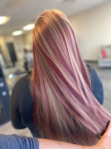 Hair Dye Inspo Blonde, Blonde Hair With Streaks, Blonde Hair With Red Streaks, Blonde Hair Red Streaks, Burgundy Hair With Highlights, Blonde With Red Highlights, Pink Hair Highlights, Red Hair With Blonde Highlights, Perfect Blonde Hair