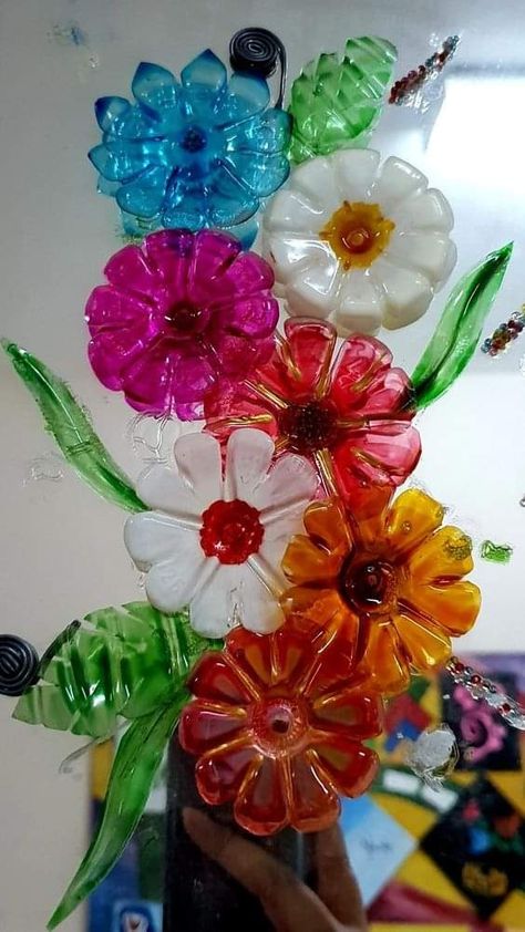 Plastic Bottle Crafts Flowers, Plastic Bottle Crafts Diy, Water Bottle Crafts, Seni Pastel, Plastic Bottle Flowers, Plastic Bottle Art, Diy Plastic Bottle, Diy Flores, Recycled Art Projects